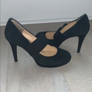 Gianni Bini black closed toe suede pumps